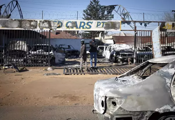 Güney Afrika'daki protestolarda 6 kişi hayatını kaybettiOrdu yağma ve protestoları bastırmak için sokağa indi