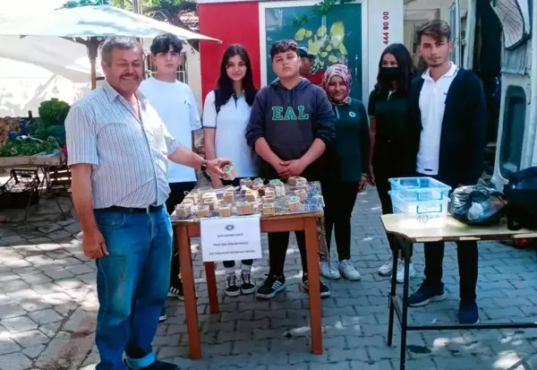 Öğrenciler yaptıkları sabunu satarak ihtiyaç sahiplerine erzak aldı