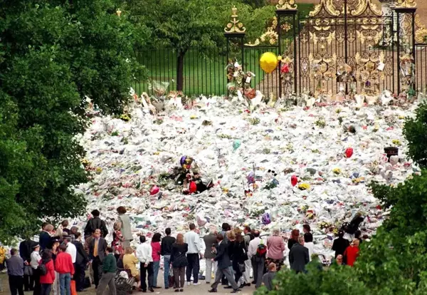 Prenses Diana, taziye çiçekleri ile Kraliçe II. Elizabeth'i gölgede bıraktı