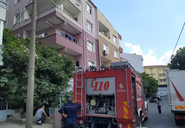 Mutfaktaki buzdolabı bomba gibi patladı! Salonda oturan çocuklar ve anneleri zor kurtuldu