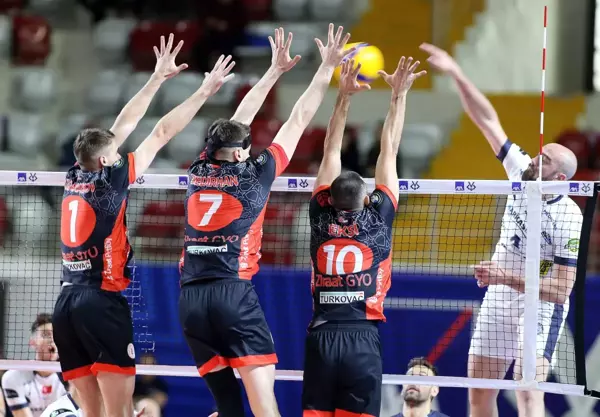 Erkekler AXA Kupa Voley'de ilk finalist Arkas Spor