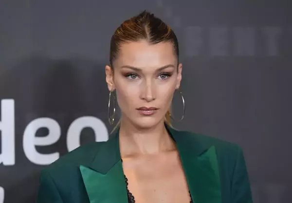 Bella Hadid'den Ukraynalı ile Müslüman mültecilere uygulanan çifte standarda tepki