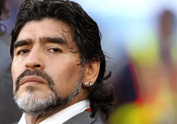 Efsane futbolu Maradona hayatını kaybetti