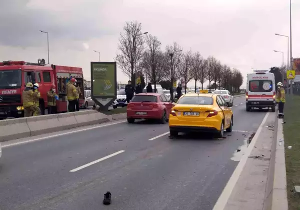 Beton bariyere çarpan motosiklet sürücüsü otomobilin altında kaldı