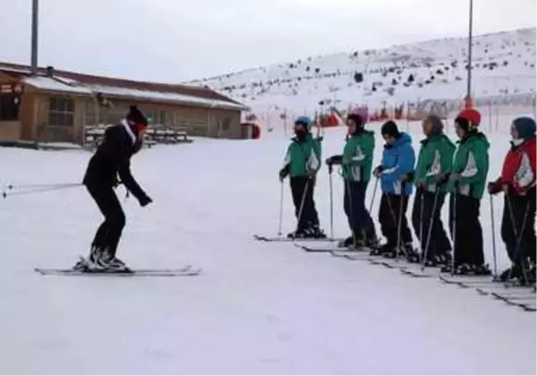 Kırsaldaki öğrenciler kayakla tanışıyor