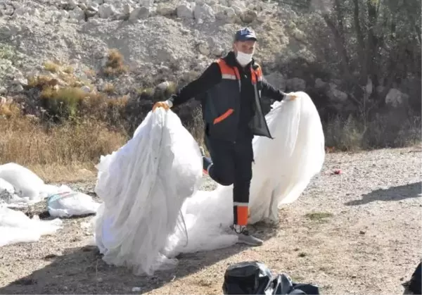 Sivas Belediyesi, Tavra Deresi'nde atılan gelinlikleri geri dönüşüme gönderdi