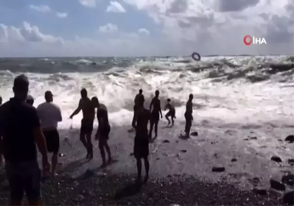 Karadeniz'in azgın sularına kapılan bir adamı 20 kişi zor kurtardı