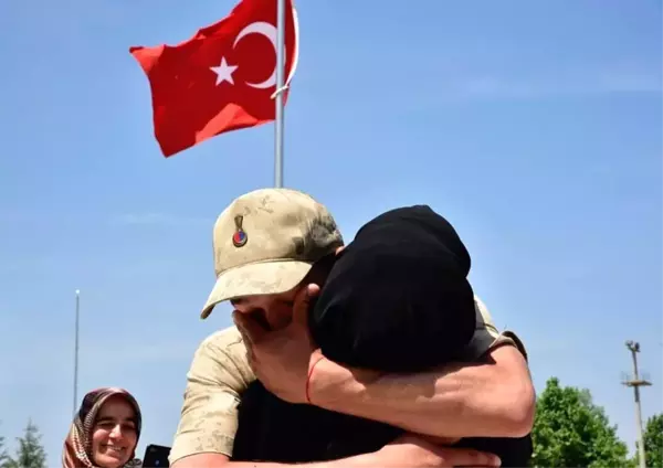 Aileleriyle kavuşan acemi askerler gözyaşlarına hakim olamadı