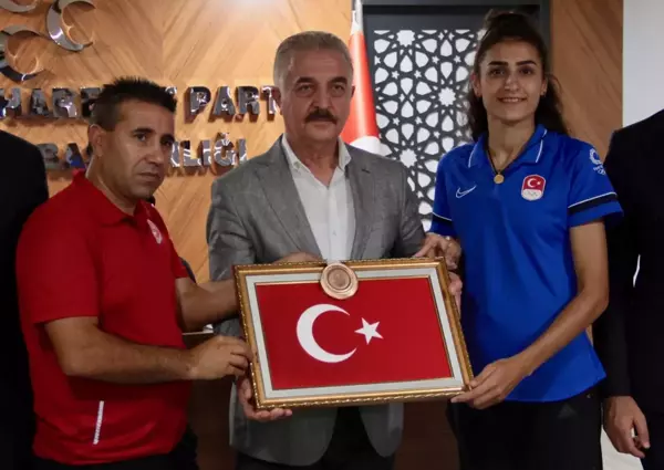 Olimpiyat madalyalı milli tekvandocu Hatice Kübra İlgün'e, Bursa'da hediye altın