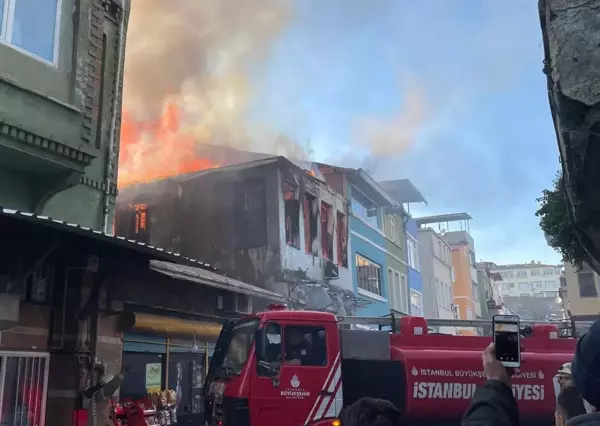 Fatih'te ahşap binada çıkan yangın söndürüldü