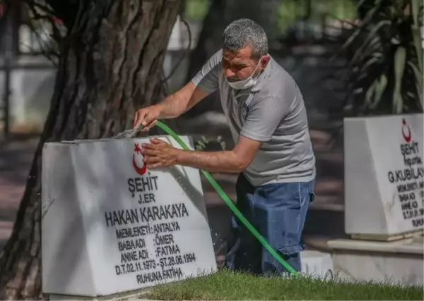 Antalya'da bayram arifesinde şehitliğe ziyaret