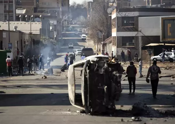 Güney Afrika'da Zuma'nın tutuklanmasının ardından protestolar devam ediyor