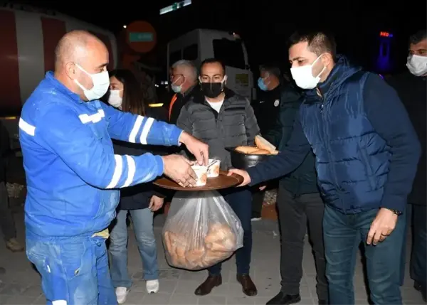 Başkan Günel, gece mesaisi yapan personele sıcak çorba ikram etti