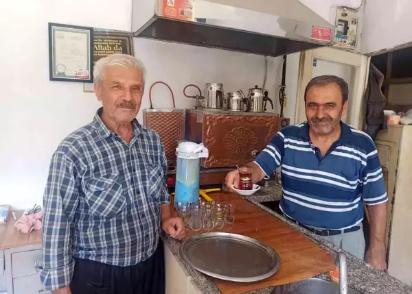 Afyon haberi: 35 yıldır termosla 1,5 liraya çay satıyorlar