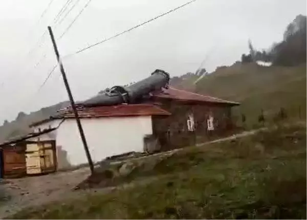 Amasya'da Fırtına Cami Minaresini Uçurdu