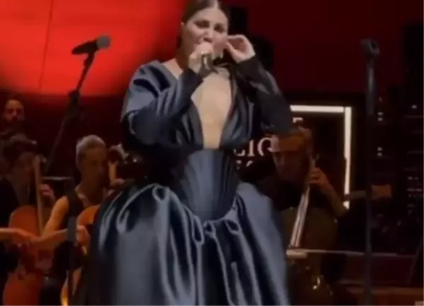 Sahnede düşen Sibel Can'ı 2 kişi zor kaldırdı