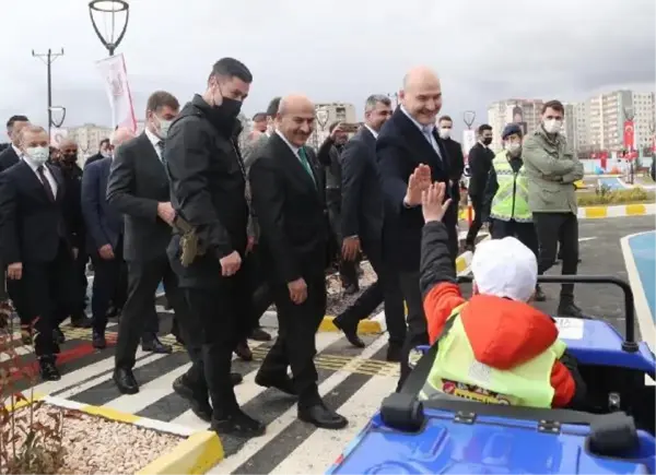 Bakan Soylu, trafik eğitim parkında çocuklarla bir araya geldi