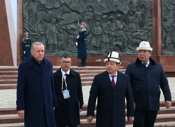 Cumhurbaşkanı Erdoğan Kırgızistan'da resmi törenle karşılandı