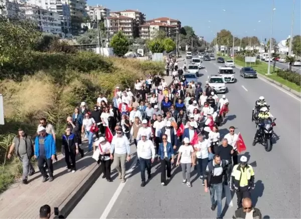 Mudanya Belediye Başkanı Hayri Türkyılmaz, 'Mütareke'den Cumhuriyet'e 100'üncü Yıl Meşalesi' sloganıyla Ankara'ya doğru yürüyüş başlattı