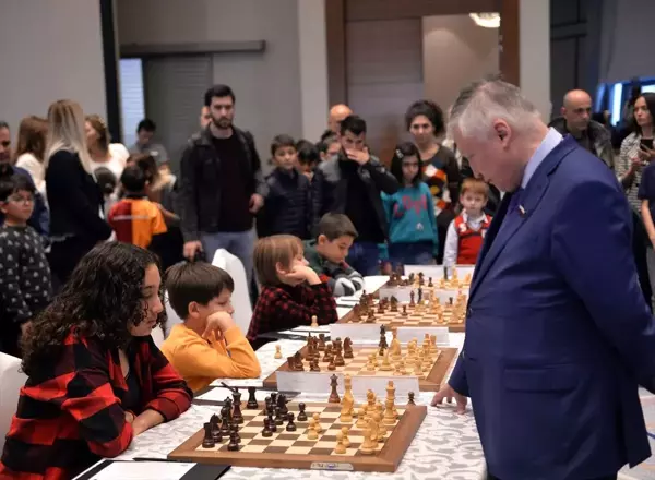 12 yaşındaki satranç sporcusu, Büyük Usta Karpov ile berabere kaldı