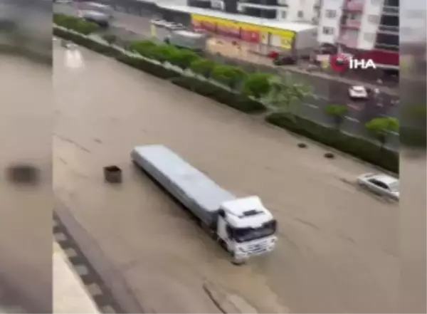 Ankara'da sağanak yağış sonrası yollar göle döndü