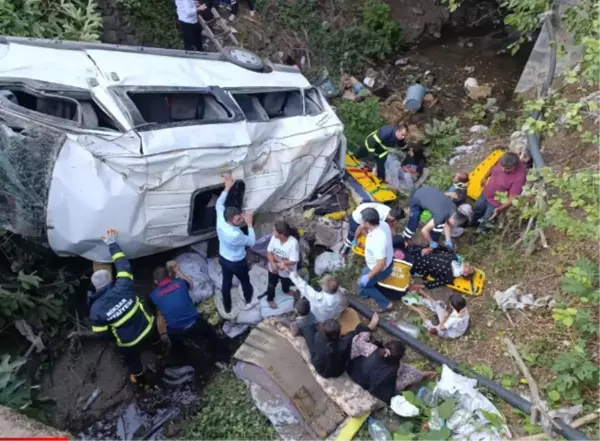 Tokat'ta minibüs kazasında 1 çocuk öldü, 25 kişi yaralandı