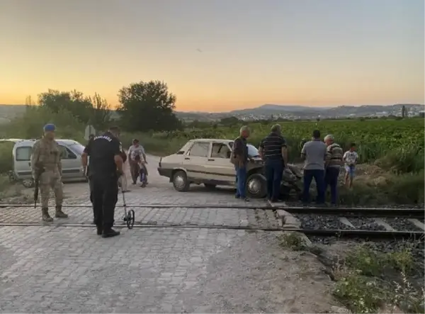 TRENİN ÇARPTIĞI OTOMOBİL HURDAYA DÖNDÜ; KARI- KOCA KAZADAN YARA ALMADI