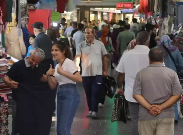 9 ASIRLIK ÇARŞIDA GURBETÇİ YOĞUNLUĞU