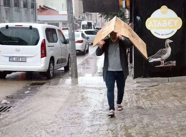 Kars'ın Sarıkamış ilçesinde sağanak nedeniyle ev ve odunluklar su altında kaldı