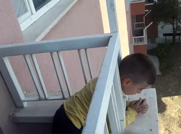 Kafası balkon korkuluklarına sıkışan çocuğu itfaiye kurtardı