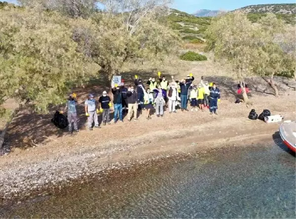 Ünlü sanatçılar Bodrum'da yerden izmarit topladı