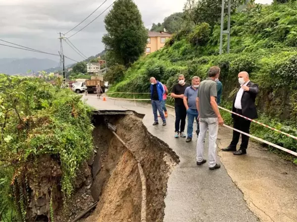 Meteoroloji'nin günlerdir uyarıda bulunduğu Rize'de şiddetli yağışlar yolu ikiye böldü