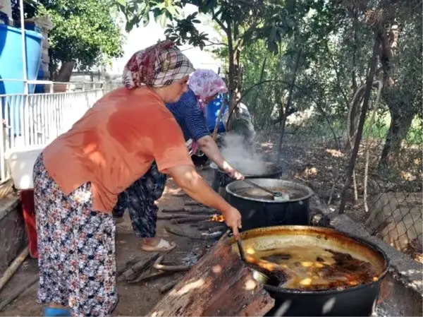 10 saat suda kaldıktan sonra 7-8 saat kaynatılarak yapılan keçiboynuzu pekmezinin kilosu 50 liradan satılıyor