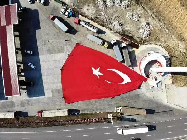 Bu gurur Samsun'un: Türkiye'nin en büyük bayrağını göndere çekti