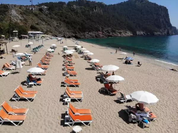 Alanya'da tarihi sessizlikte sahiller turistlere kaldı