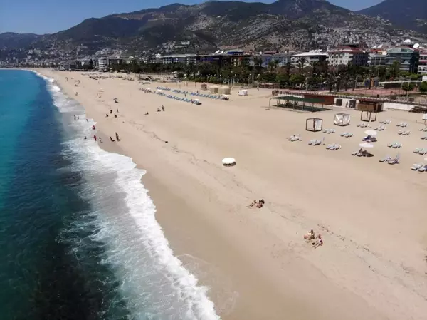 Alanya'da kısıtlamadan muaf turistler plajları doldurdu