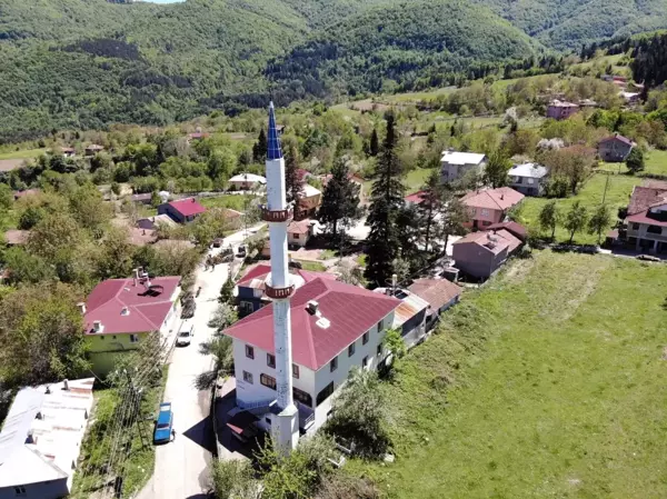 İlçeden virüs kapıp cuma namazına gitti, hiç virüs görülmeyen köyde 6 kişi öldü