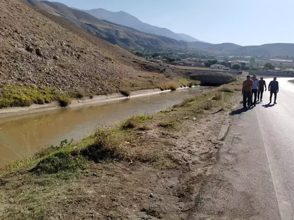 Erzincan'da 15 yaşındaki çocuğun kullandığı otomobil sulama kanalına devrildi: 2 ölü