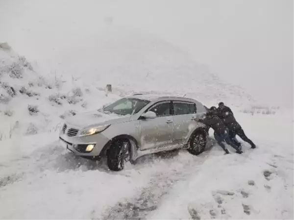 HAKKARİ'DE KAR VE SİS NEDENİYLE ARAÇLAR YOLDA KALDI; BELDE YOLUNA ÇIĞ DÜŞTÜ