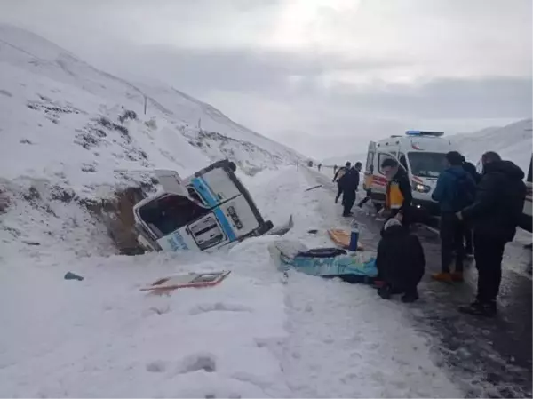 VAN'DA HASTA TAŞINAN AMBULANS YAN YATTI 2'Sİ SAĞLIK GÖREVLİSİ 5 YARALI