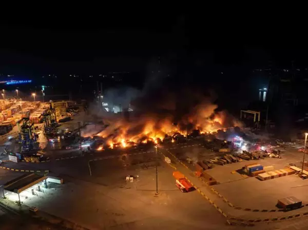 İskenderun Limanı'nda 54 saattir devam eden yangın dron ile havadan görüntülendi