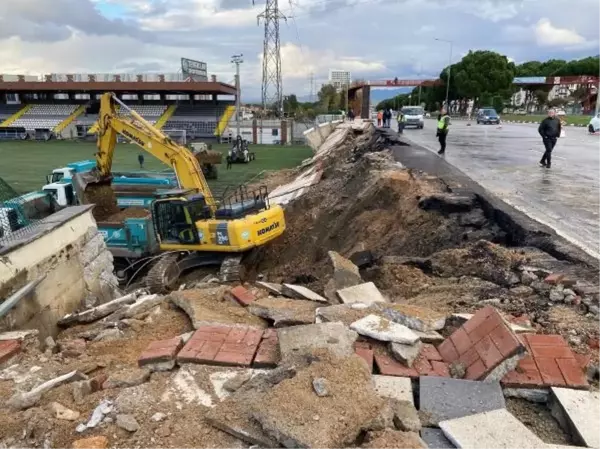 Manisa'da Kuvvetli Yağış Sonrası Spor Tesisi İstinat Duvarı Çöktü