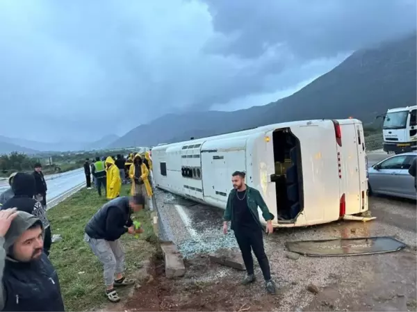 Mersin'de Akkuyu Nükleer Güç Santrali'ndeki işçileri taşıyan servis otobüsü devrildi: 23 yaralı