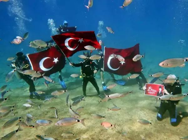 Cumhuriyet'in 101. yaşını, denizin derinliklerinde kutladılar