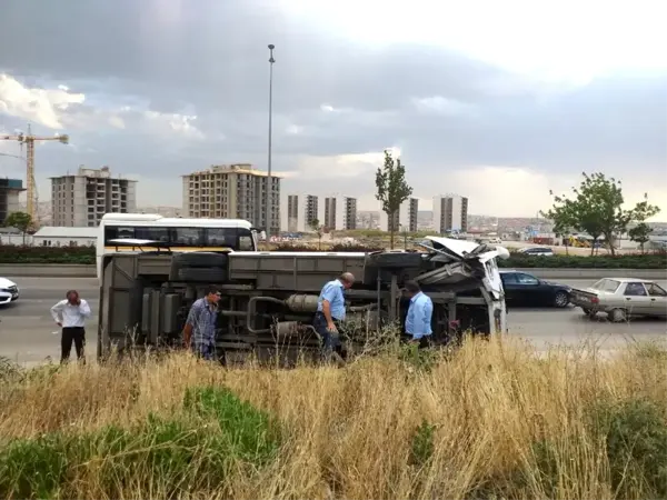 Ankara'da işçi servisi kaza yaptı: 14 yaralı