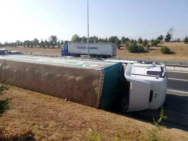 Selimpaşa TEM'de tır devrildi, yoğun trafik oluştu