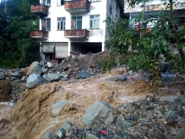 Trabzon'da şiddetli yağış hasara yol açtı