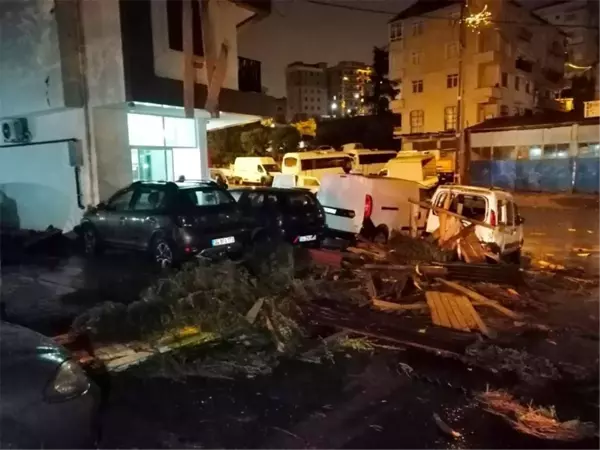 İstanbul'da sağanak ve şiddetli yağış etkili oldu: Çatılar uçtu