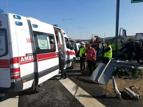 Devrilen kamyonetin üzerinde ambulans bekledi