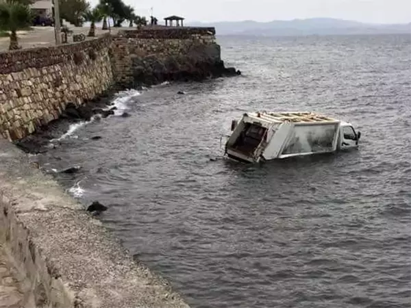 İzmir'de çöp kamyonu denize uçtu: 1 yaralı